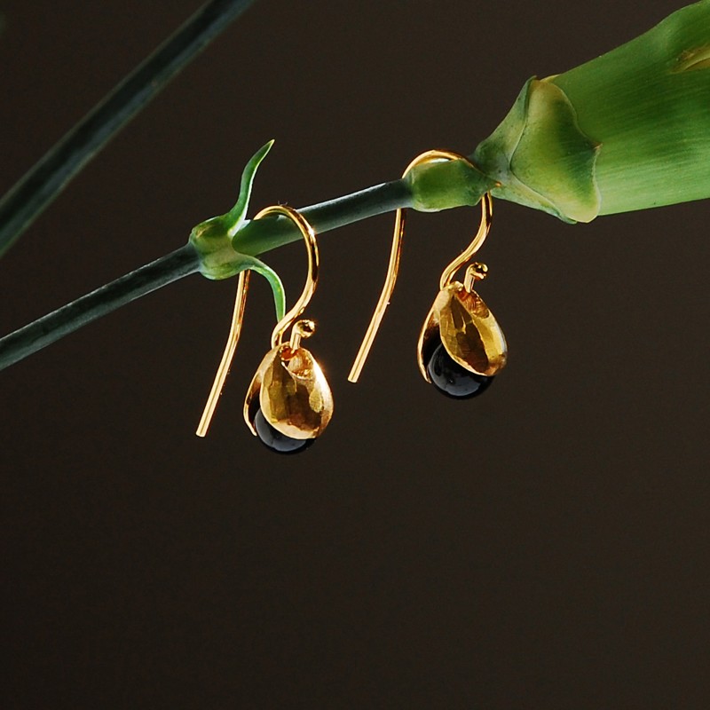  LILY OF THE VALLEY goldplated earrings with onyx