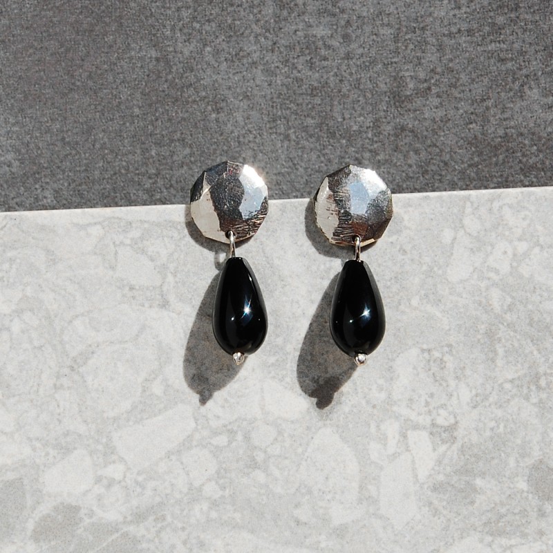 silver medallion earrings with onyx dop