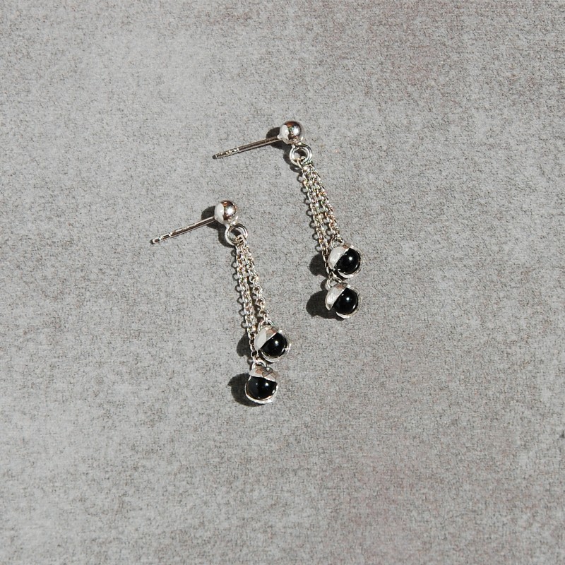 long mini Lily earrings with onyx