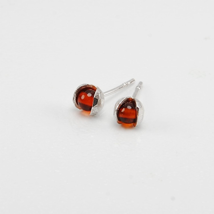 kolczyki mini kowalie rodowane z koniakowym bursztynem.jpg