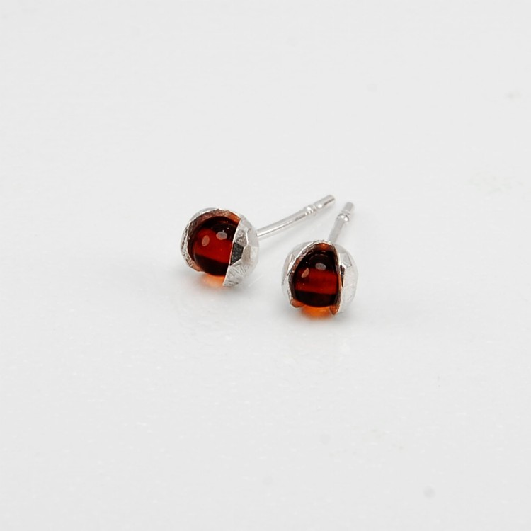 kolczyki mini kowalie rodowane z wiśniowym bursztynem.jpg