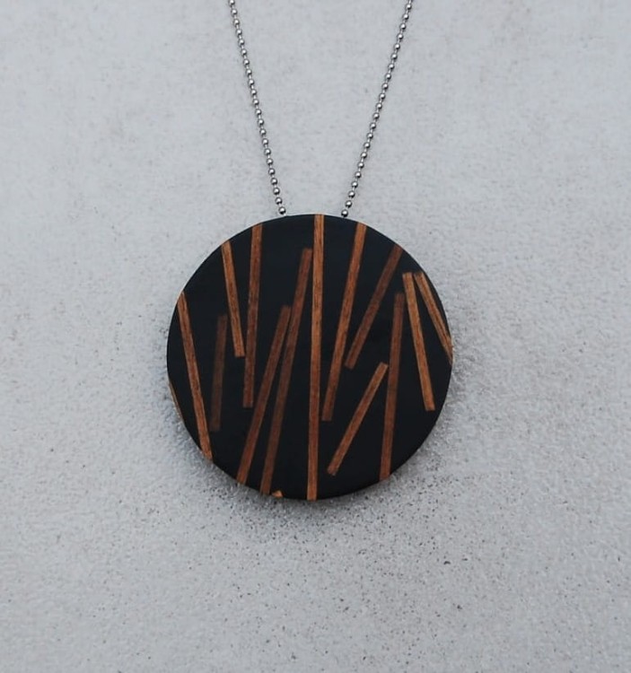 naszyjnik koło z drewnem