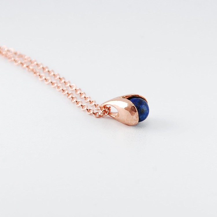 naszyjnik konwalia z lapis lazuli złocony na różowo 3.jpg