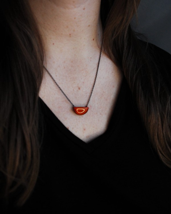 naszyjnik półkole z bursztynem.jpg