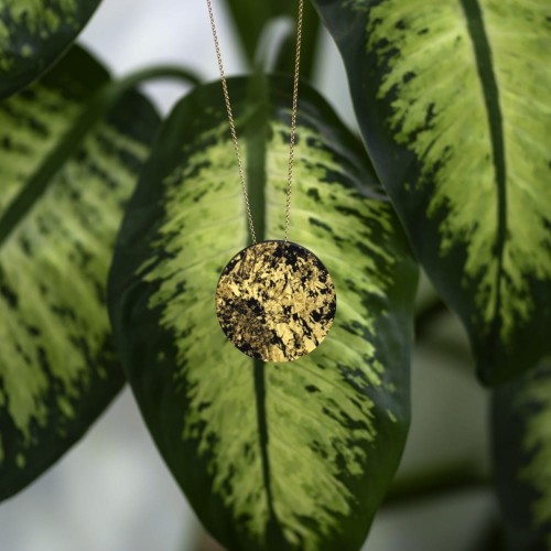 naszyjnik z płatkami złota