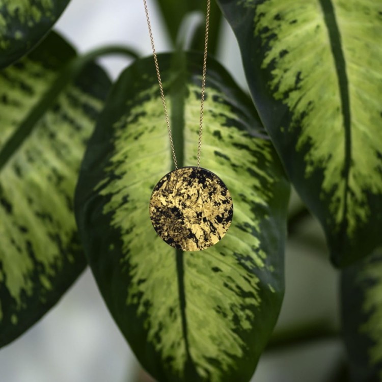 naszyjnik z płatkami złota