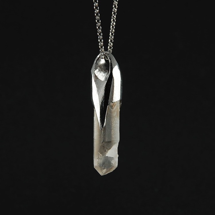 naszyjnik z dużym matowym kryształem górskim 3.jpg