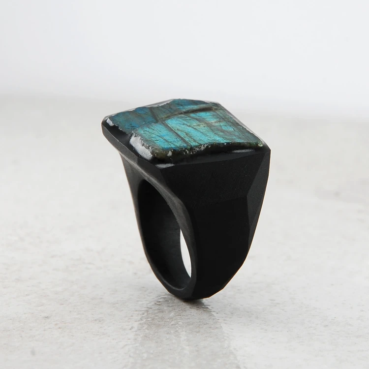 pierścionek z laradorytem 18,5  roz 1.jpg