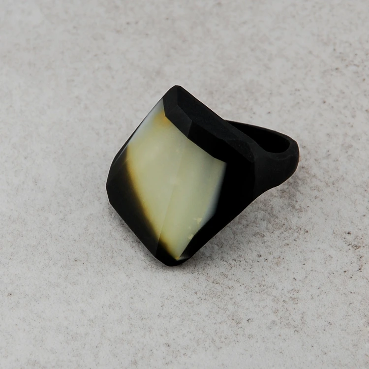 pierścionek frame z bursztynem ctrynowym 21 roz 1.jpg