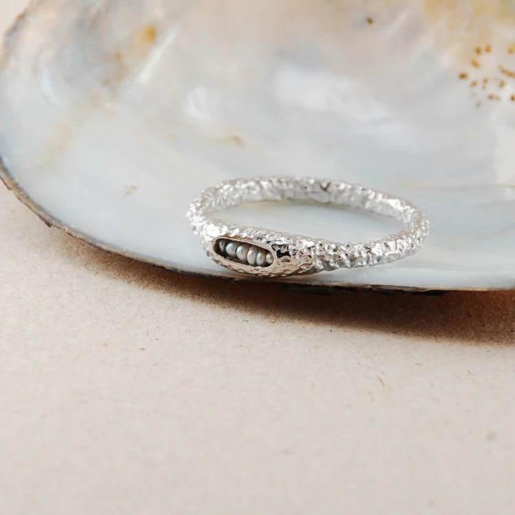 pierścionek pearl w jasnym rodowaniu 1.jpg