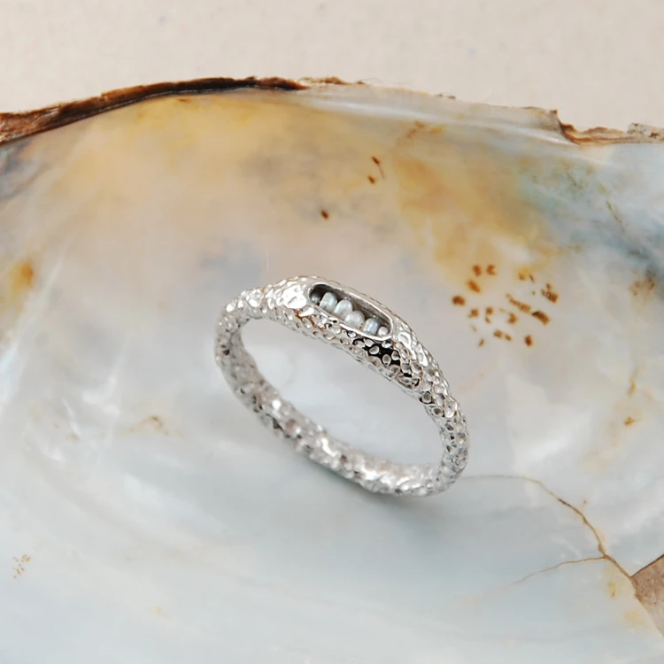 pierścionek pearl w jasnym rodowaniu 3.jpg