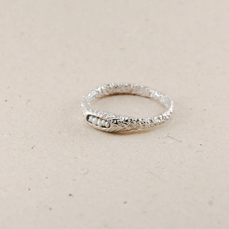 pierścionek pearl w jasnym rodowaniu 4.jpg