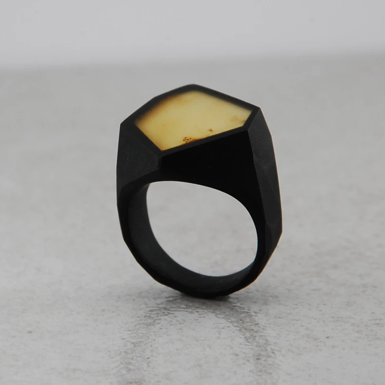 pierścionek frame czarny z cytrynowym bursztynem 16,5 rozm 3.jpg