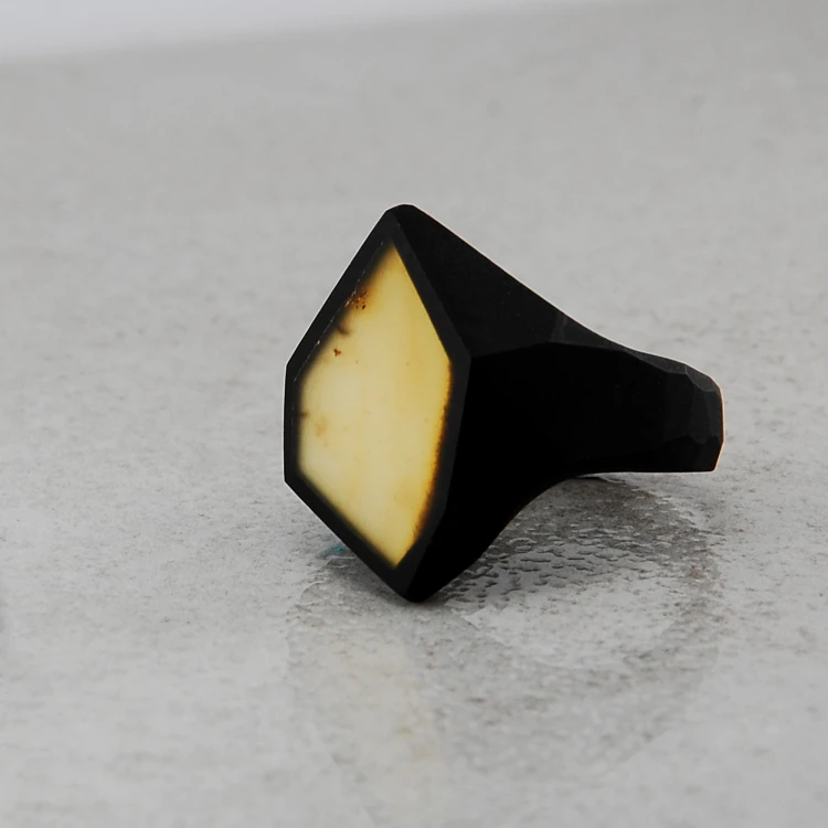 pierścionek frame czarny z cytrynowym bursztynem 16,5 rozm 1.jpg