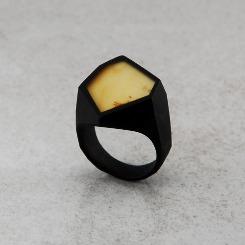 pierścionek frame czarny z cytrynowym bursztynem 16,5 rozm 2.jpg