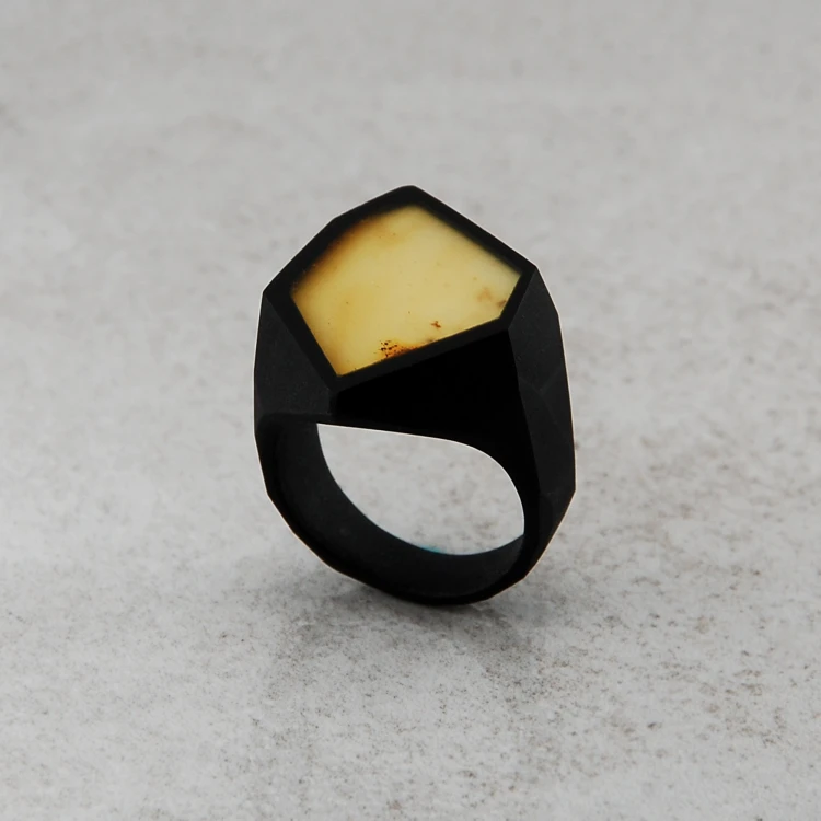 pierścionek frame czarny z cytrynowym bursztynem 16,5 rozm 2.jpg