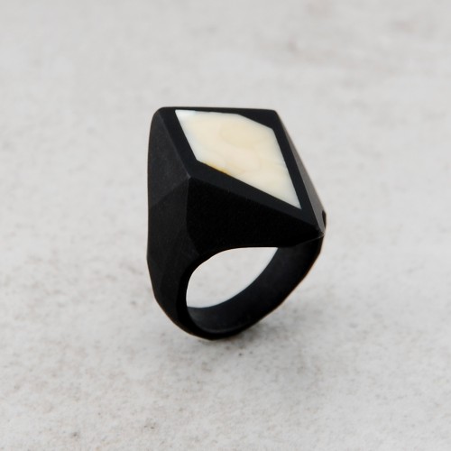 pierścionek frame z mlecznym bursztynem 17 rozm 1.jpg