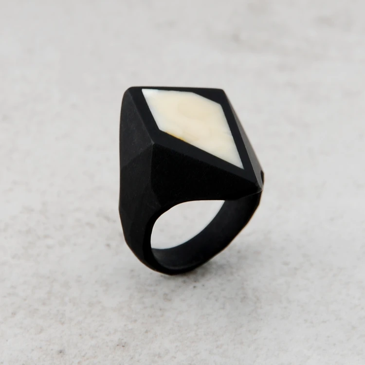 pierścionek frame z mlecznym bursztynem 17 rozm 1.jpg