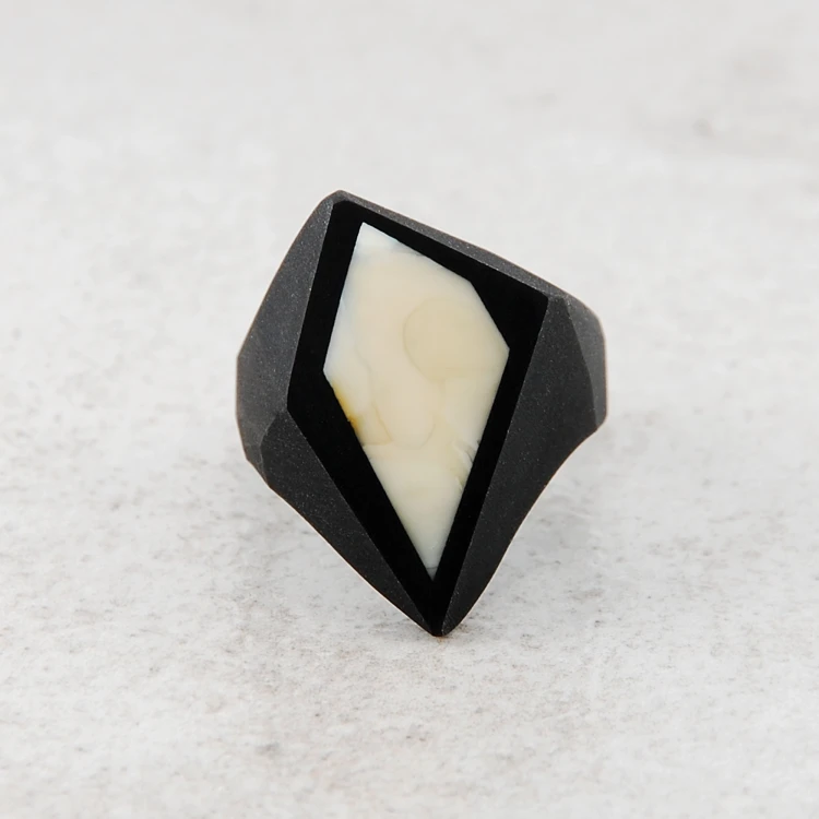 pierścionek frame z mlecznym bursztynem 17 rozm 3.jpg