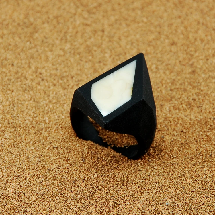 pierścionek frame z mlecznym bursztynem 17 rozm 4.jpg