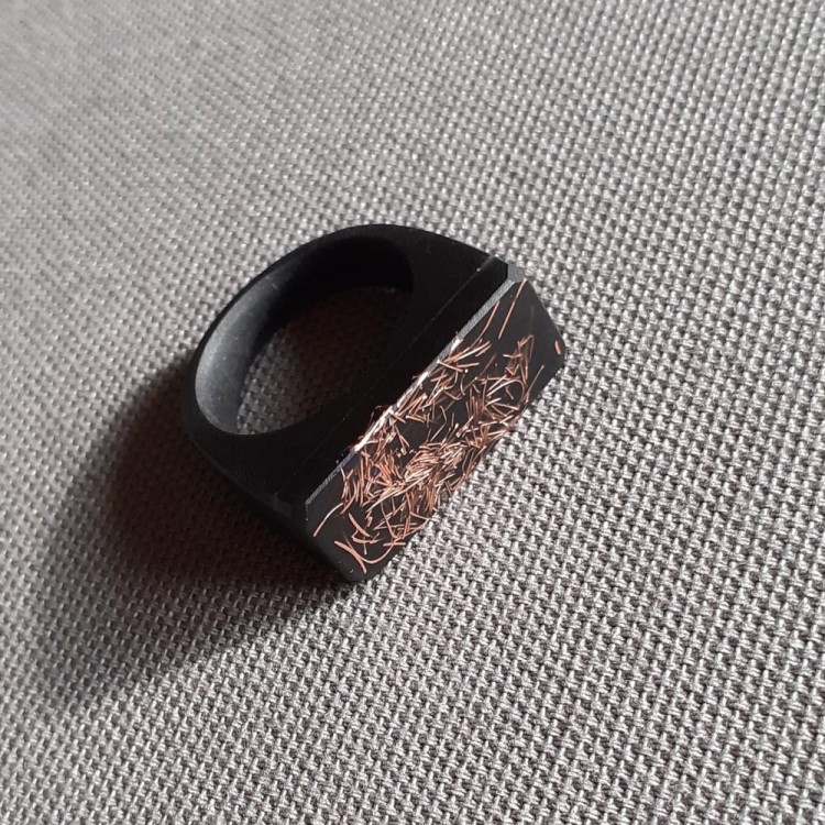 sygnet z opiłkami miedzi