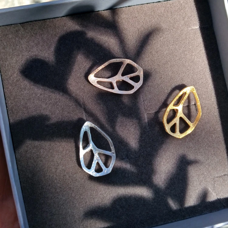 broszka pin leaf złocony na różowo 3.jpg