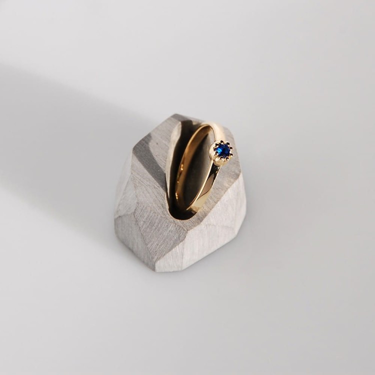 złoty pierścionek z szafirem