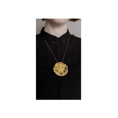 naszyjnik z płatkami złota