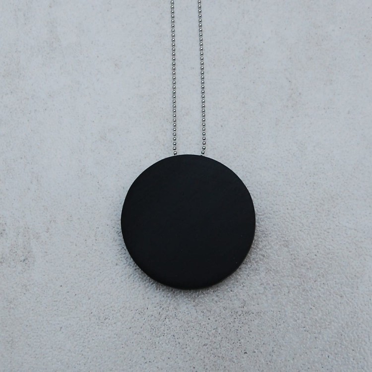 naszyjnik koło z drewnem