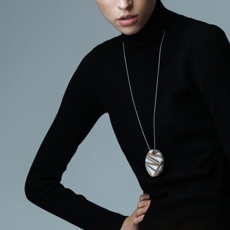 naszyjnik koło z drewnem