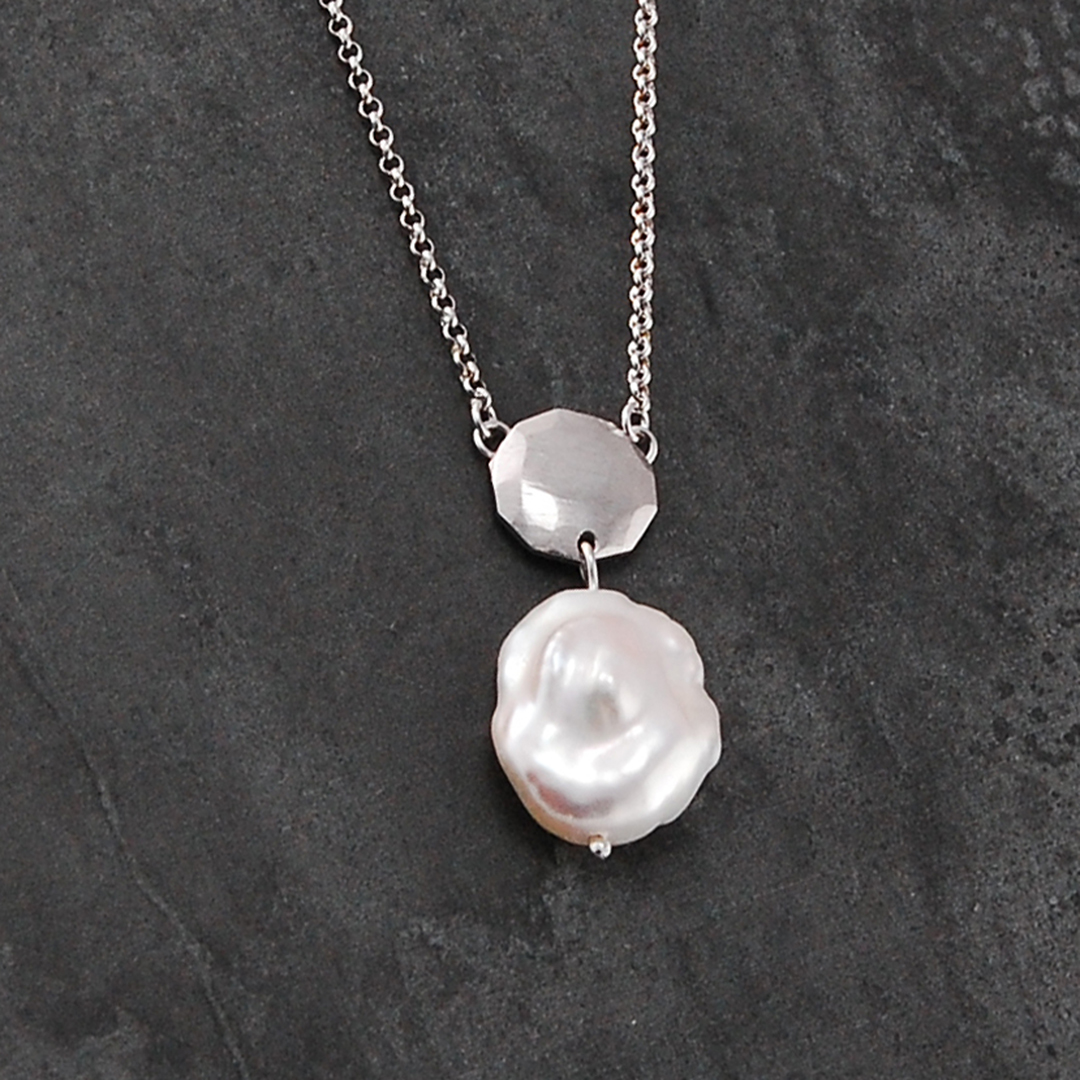 MEDALION necklace with a baroque pearl