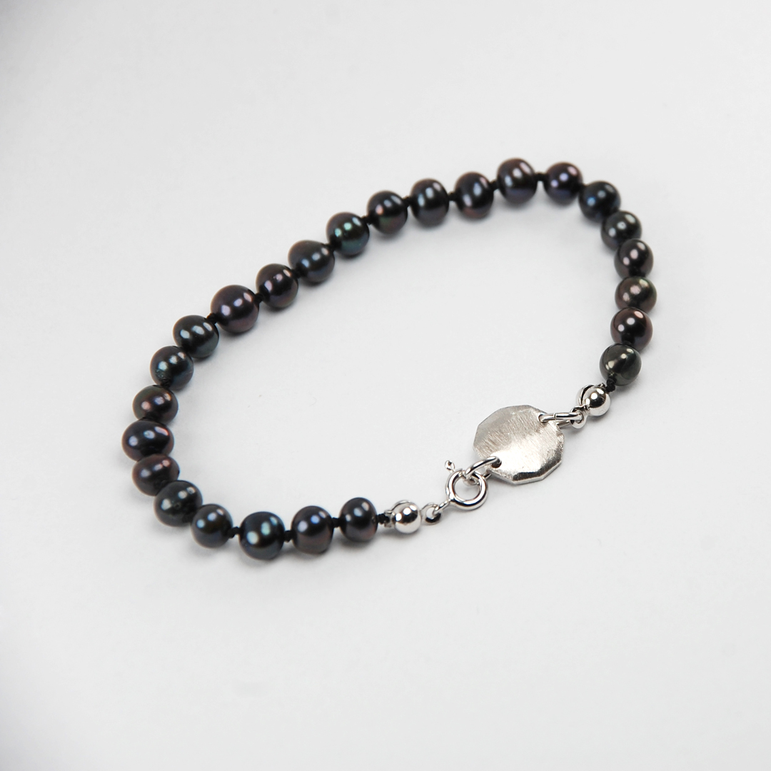 MEDALION bracelet with black pearls