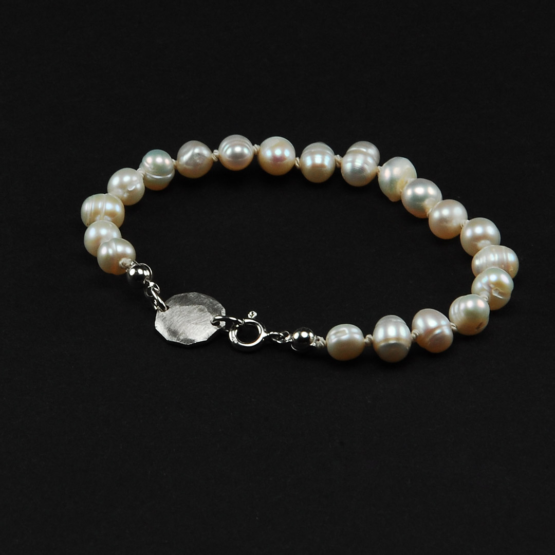 MEDALION bracelet with white pearls